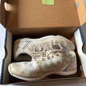 Varsity 7.5 White and Gray Athletic Cheer Shoes Sneakers